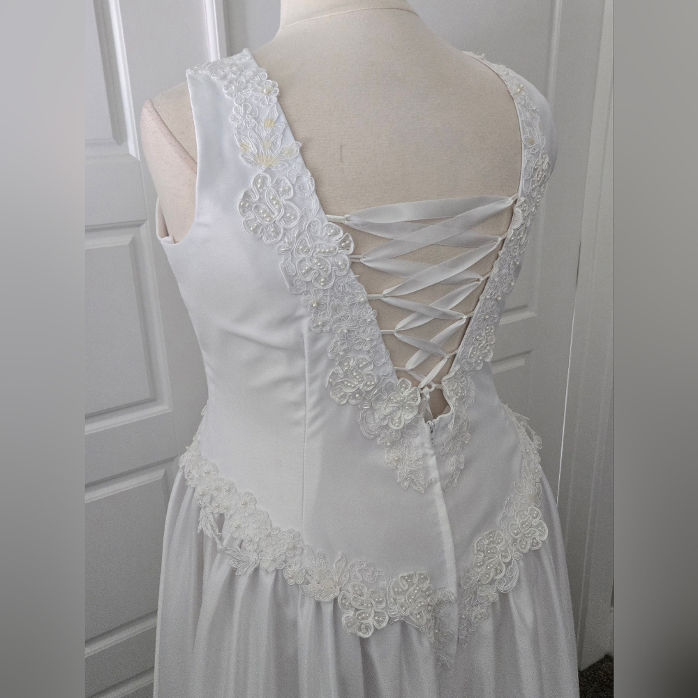 White Satin Sleeveless Wedding Dress Ballgown - Picture 6 of 8